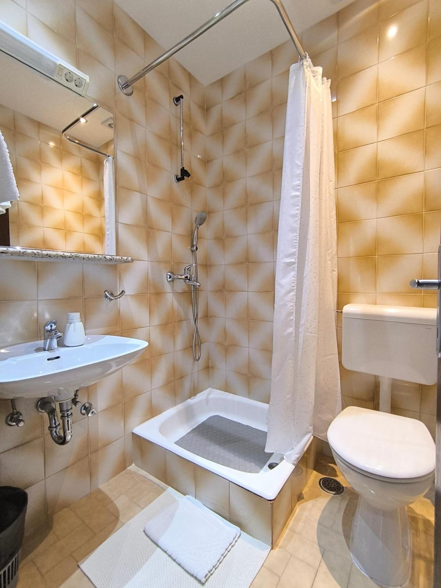 Apartments Julija Брела Екстериор снимка